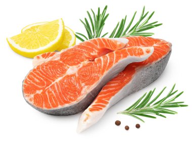 Çiğ balık, somon, alabalık, biftek dilimleri, beyaz arka planda izole edilmiş, kırpma yolu.