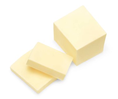 Tereyağı parçaları beyaz arka planda izole edilmiş. kırpma yolu