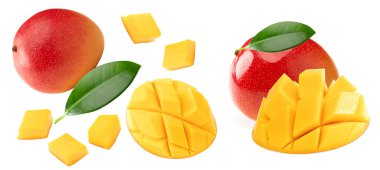 Dilimlenmiş mango ve beyaz arka planda yeşil yapraklar. kırpma yolu