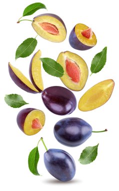 Yeşil yapraklı taze erik meyvesi ve beyaz arka planda izole edilmiş erik dilimleri. kırpma yolu