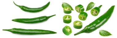 Dilimlenmiş yeşil kırmızı biber beyaz arka planda izole edilmiş kırpma yolu