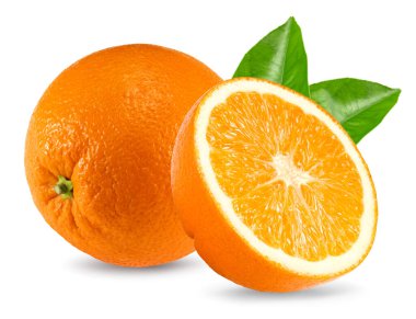 Dilimlenmiş portakal meyveleri ve beyaz arka planda yeşil yapraklar. kırpma yolu