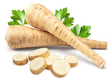 Dilimlenmiş havuç kökü beyaz arka planda izole edilmiş. kırpma yolu