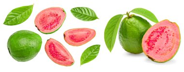 Beyaz arka planda yeşil yapraklı dilimlenmiş guava. kırpma yolu