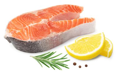 Çiğ balık, somon, alabalık, beyaz arka planda izole edilmiş limonlu biftek, kırpma yolu.