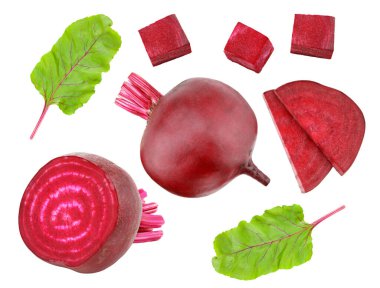 Pancar kökü ve beyaz arka planda izole edilmiş yeşil yaprak parçaları. kırpma yolu