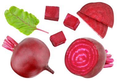 Dilimlenmiş pancar kökü beyaz arka planda izole edilmiş. kırpma yolu