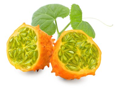 Dilimlenmiş kiwano meyvesi beyaz arka planda izole edilmiş. kırpma yolu