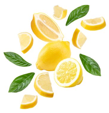 Beyaz arka planda izole edilmiş yaprakları olan uçan limon. kırpma yolu