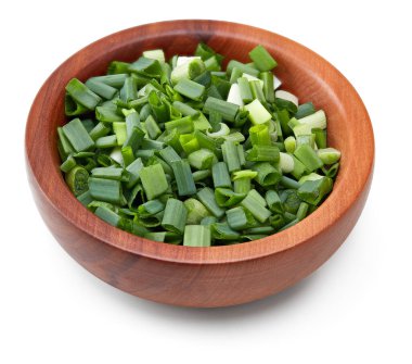 Beyaz arka planda izole edilmiş ahşap kasede soğan tadı. kırpma yolu