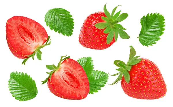 Beyaz arka planda yeşil yapraklı dilimlenmiş çilek. Makro. kırpma yolu