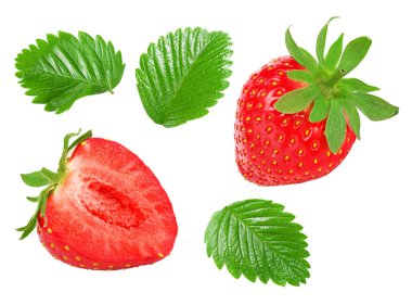 Beyaz arka planda yeşil yapraklı dilimlenmiş çilek. Makro. kırpma yolu