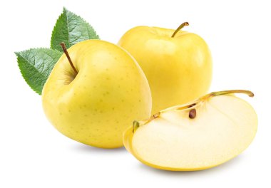 Beyaz arka planda yeşil yapraklı sarı elmalar. kırpma yolu