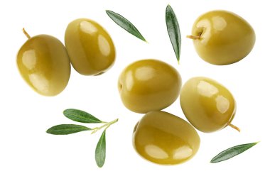 Beyaz arka planda izole edilmiş yeşil zeytin. kırpma yolu