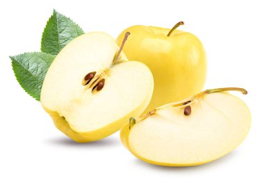 Beyaz arka planda yeşil yapraklı sarı elmalar. kırpma yolu