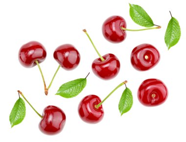 Beyaz arka planda yeşil yapraklı kırmızı kiraz. Kesme yolu