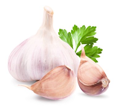 Beyaz arka planda izole edilmiş sarımsak. Kesme Yolu