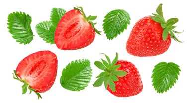 Beyaz arka planda yeşil yapraklı dilimlenmiş çilek. kırpma yolu