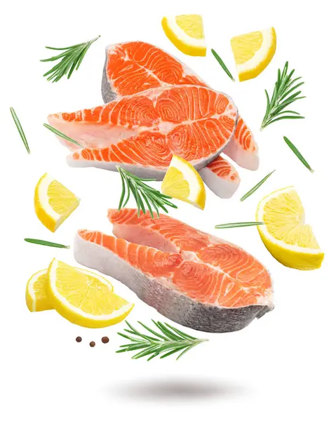 Çiğ balık, somon, alabalık, beyaz arka planda izole edilmiş limonlu biftek, kırpma yolu.