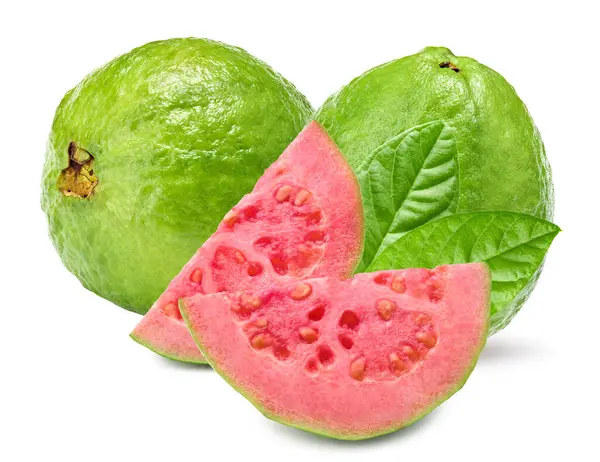 Dilimlenmiş guava beyaz arka planda izole edilmiş. kırpma yolu