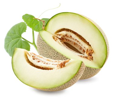 Beyaz arka planda yeşil yapraklı dilimlenmiş kavun. Taze kavun. kırpma yolu