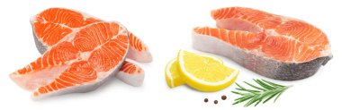 Çiğ balık, somon, alabalık, beyaz arka planda izole edilmiş limonlu biftek, kırpma yolu.