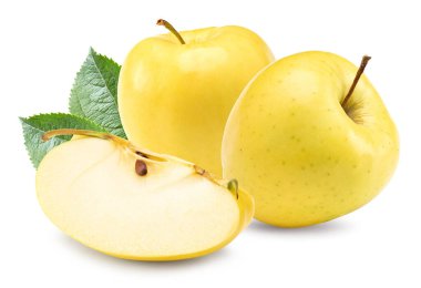 Yeşil yapraklı sarı elmalar ve beyaz arka planda izole edilmiş dilimler. kırpma yolu