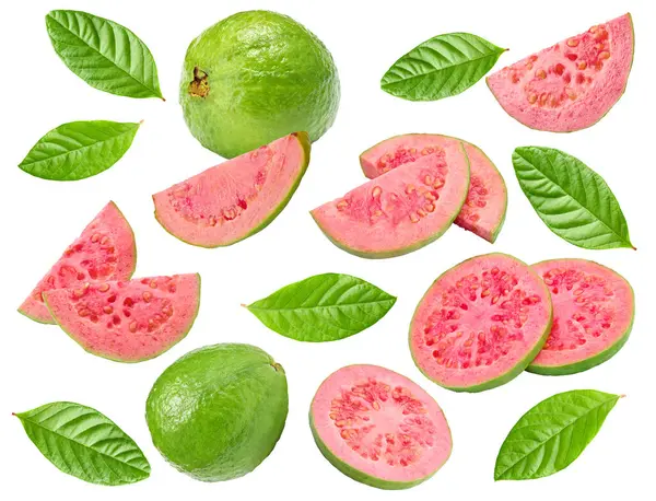 Dilimlenmiş guava beyaz arka planda izole edilmiş. kırpma yolu