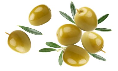 Beyaz arka planda izole edilmiş yeşil zeytin. kırpma yolu
