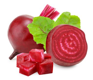 Dilimlenmiş pancar kökü beyaz arka planda izole edilmiş. kırpma yolu