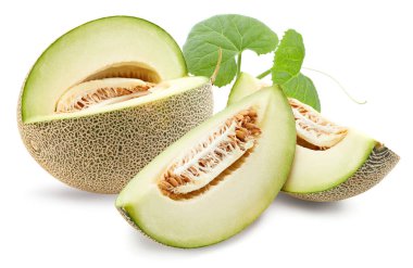 Beyaz arka planda yeşil yapraklı dilimlenmiş kavun. Taze kavun. kırpma yolu