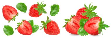 Beyaz arka planda yeşil yapraklı dilimlenmiş çilek. kırpma yolu