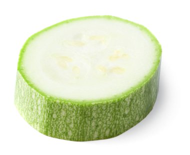 Dilimlenmiş yeşil kabak ya da beyaz arka planda izole edilmiş ilik. kırpma yolu