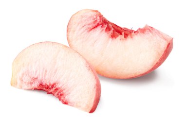 Beyaz arka planda izole edilmiş şeftali meyvesi kesimi. kırpma yolu