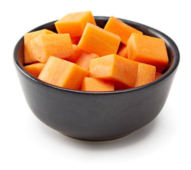 Siyah kasede dilimlenmiş havuç, beyaz arka planda izole edilmiş. kırpma yolu