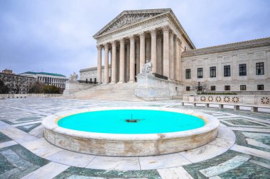ABD Yüksek Mahkemesi mermer ön cephe ve çeşme manzaralı, Washington DC, ABD