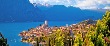 Malcesine kasabası Lago di Garda silueti panoramik manzara, İtalya 'nın Venedik bölgesi