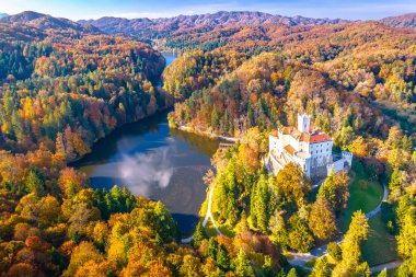 Trakoscan Gölü ve kalenin havadan panoramik sonbahar manzarası, Hırvatistan 'ın Zagorje bölgesi