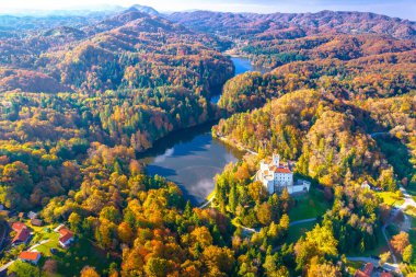 Trakoscan Gölü ve kalenin havadan panoramik sonbahar manzarası, Hırvatistan 'ın Zagorje bölgesi