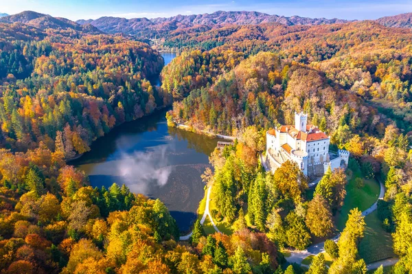 克罗地亚Zagorje地区Trakoscan湖和城堡空中全景秋季景观 — 图库照片