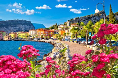Renkli şehir Torbole Lago di Garda su manzaralı, Trentino Alto Adige bölgesinin İtalya üzerinde
