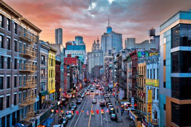 New York, ABD, 26 Mart 2022 - New York Şehri Çin Mahallesi ve şehir merkezi günbatımı manzarası, Amerika Birleşik Devletleri. New York 'un canlı caddesi.