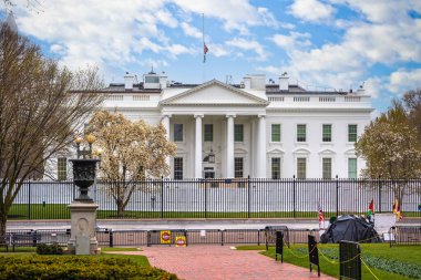 Pensilvanya Bulvarı bahar manzaralı Beyaz Saray ön cephesi, Washington DC, ABD 'nin başkenti.