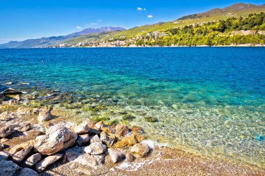 Hırvatistan 'ın Kvarner bölgesindeki Opatija Riviera manzaralı Preluk plajı