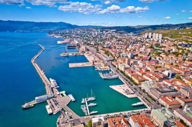 Rijeka şehir merkezi ve liman manzarası, Hırvatistan 'da Kvarner körfezi