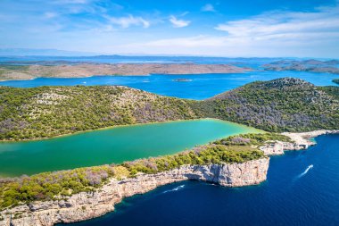 Hırvatistan Dalmaçya takımadası Dugi Otok adası havacılık manzarası üzerindeki Telascica doğa parkı ve Mir Gölü