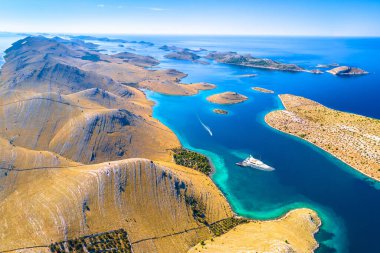 Kornati Adaları ulusal park takımadaları muhteşem kıyı şeridi hava manzarası, Hırvatistan Dalmaçya manzarası