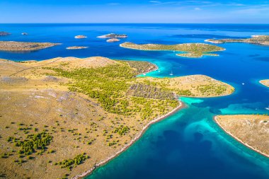 Hırvatistan 'ın Dalmaçya bölgesindeki Kornati ulusal park takımadalarının renkli kıyı şeridi
