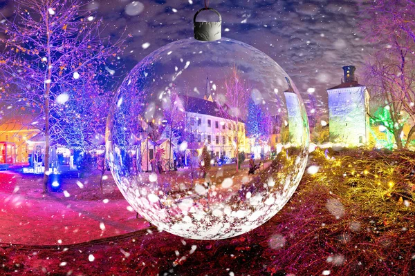 萨格勒布历史性的上城 通过玻璃圣诞舞会 在克罗地亚首都的圣诞前夕 出现了雪景 — 图库照片