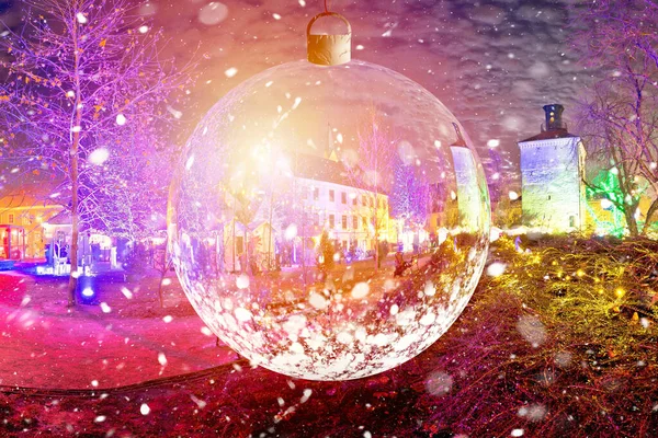 ザグレブの歴史的な上の町は ガラスのクリスマスボールライトビュー クロアチアの首都でのクリスマスの時間を通して夕方の雪景色を到来 — ストック写真